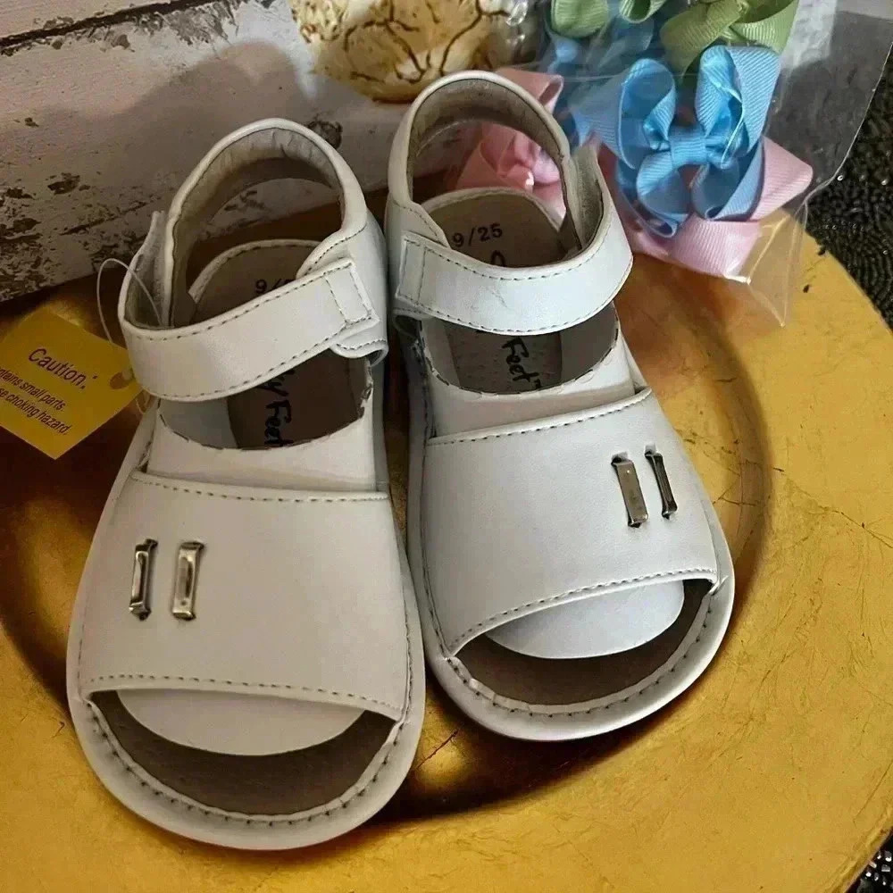 LITTLE GIRLS SQUEAKY FEET SANDALS SIZE 9 WHITE NIB